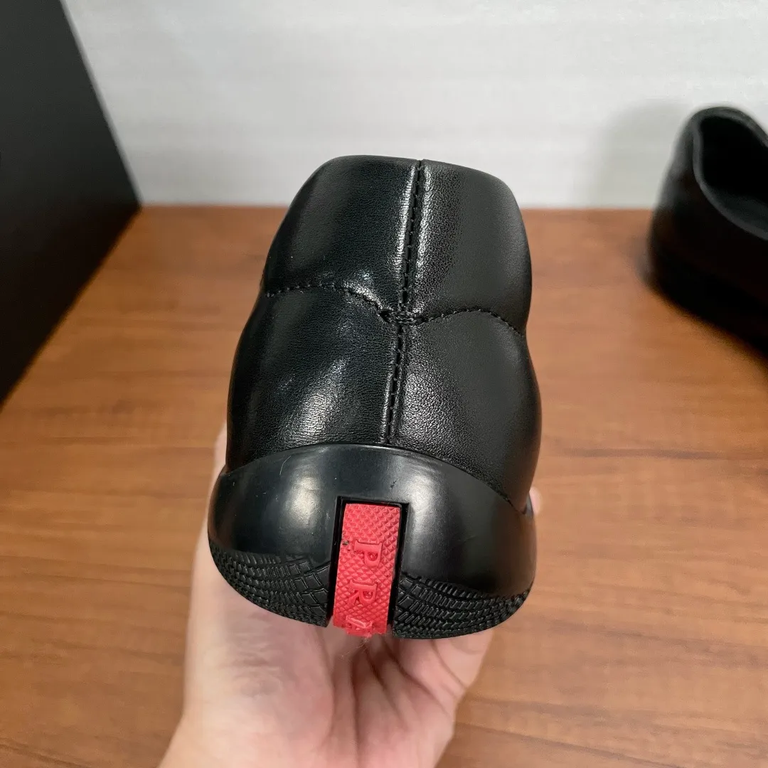 💰720 Code: YS003342 Prada/Prada men's new leather sneakers. These sneakers are made of imported calf leather and have a classic penny loafer upper design style, inspired by classic aesthetic concepts. Equipped with 3.5cm iconic red label lightweight elastic rubber soles, fabric and cowhide mixed lining, and silk-printed logo cowhide foot pads. The style is versatile and durable, comfortable and breathable, and comes with a full set of original packaging dust bags! Size: 39-40-41-42-43-44 Standard leather shoe size (45 can be customized but returns and exchanges are not supported) Item number: 4D3612 Black
